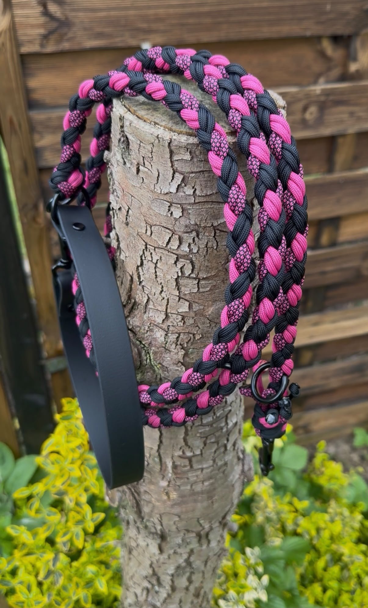 Detailreiches Flechtmuster aus Paracord
